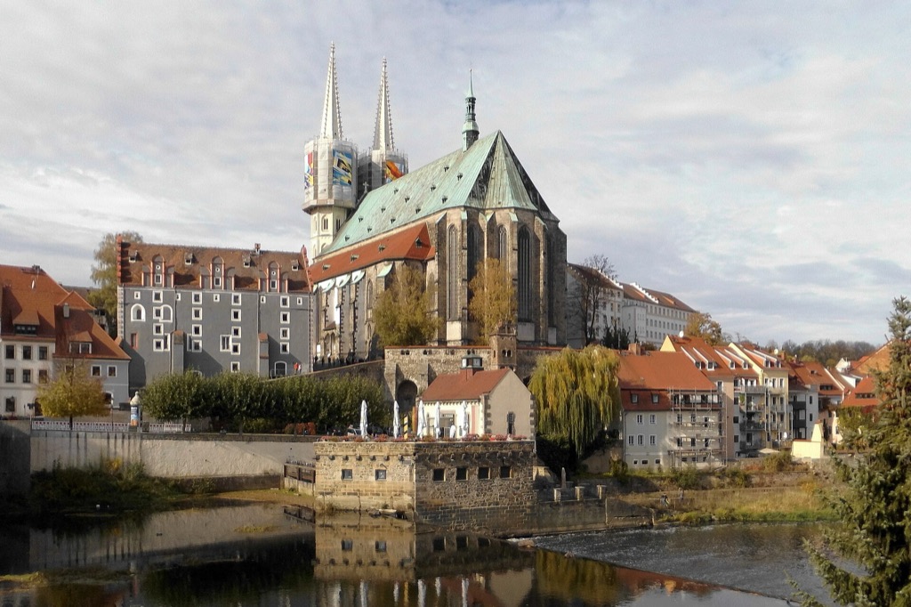 Görlitzer Altstadt mit der Peterskirche über der Neiße